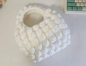 Bolsa Nuvem (De mão), Bolsa confeccionada em crochê com fio de malha , com varias cores , feita a mão