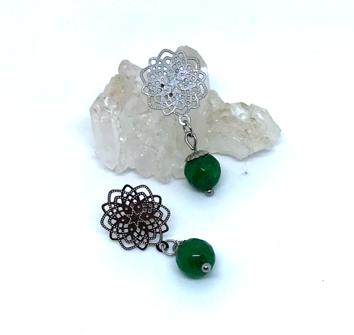 Brinco de Pino em aço inox com Base Filigranada e Pedra Jade Verde Facetada