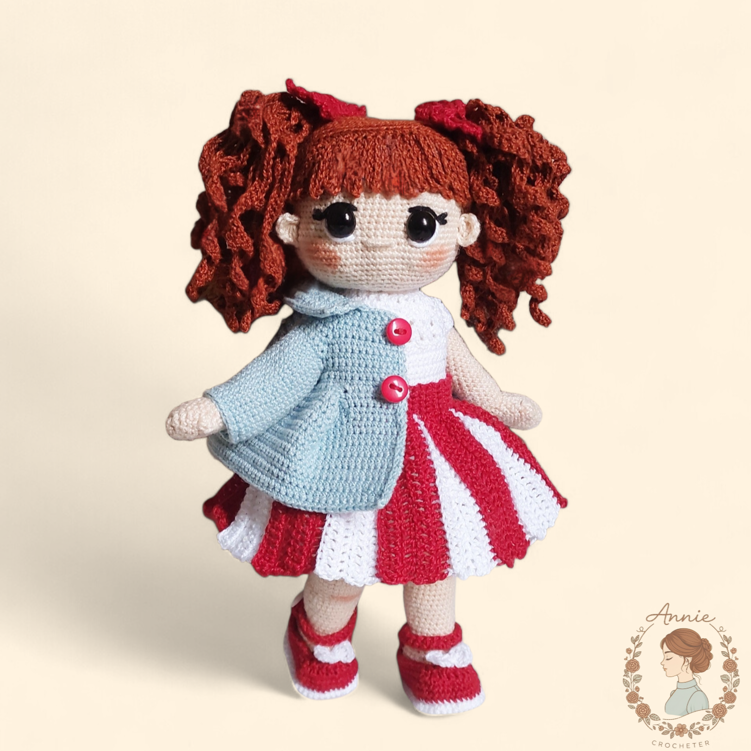 Boneca de Crochê Enola Saia Blusa Jaqueta Laço
