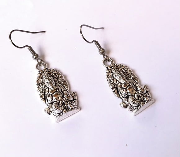 Brinco com Ganesha Metal Prateado e Gancho em Inox
