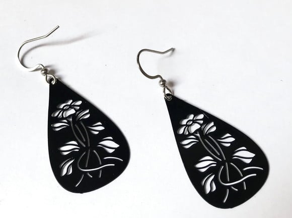 Brinco Gota Negra com Desenho de Flores e Aço Inoxidavel