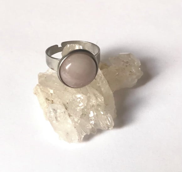 Anel Ajustável em Aço Inox com Quartzo Rosa Cabochão