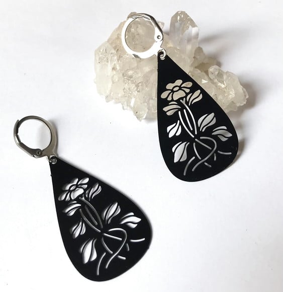 Brinco Gota Negra com Desenho de Flores e Aço Inoxidavel