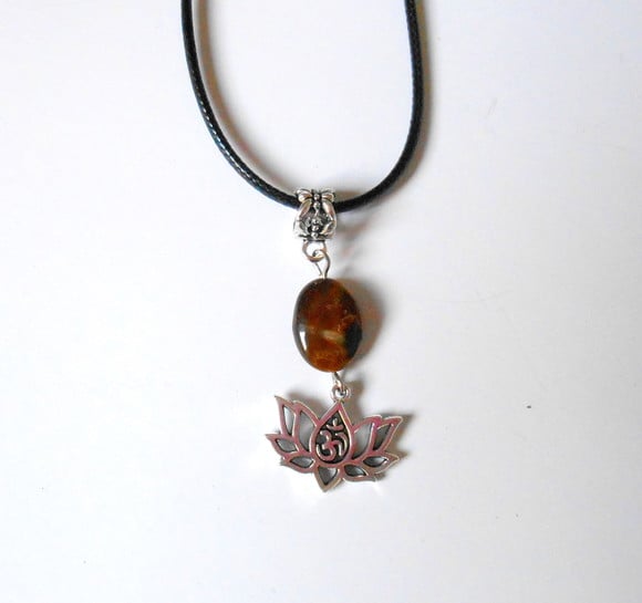 Cordão Colar com Pingente Olho de Tigre e Flor de Lotus