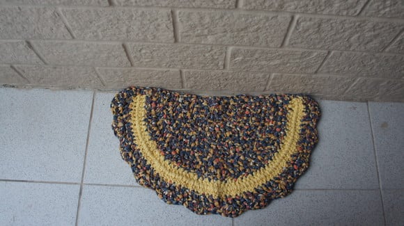 TAPETE DE CROCHE EM FIO DE MALHA - TAPMAMEIORED001
