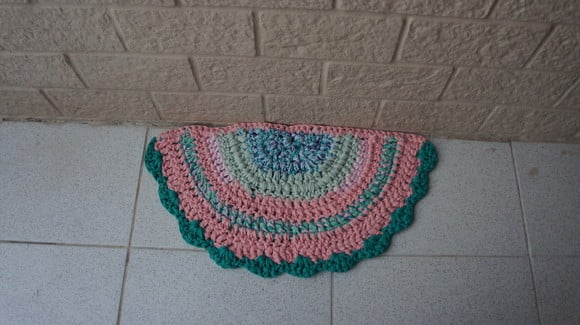 Tapete em croche de fio de malha - tapmameiored002