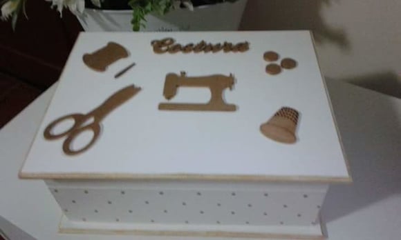 Caixa de costura com recortes a laser