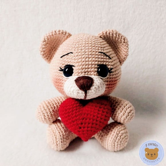 Boneco Ursinho de Pelúcia com Coração Amigurumi Crochê
