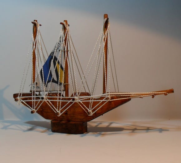 Mini Caravela de Madeira