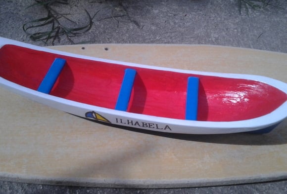 Canoa Caiçara de madeira pintada 30cm