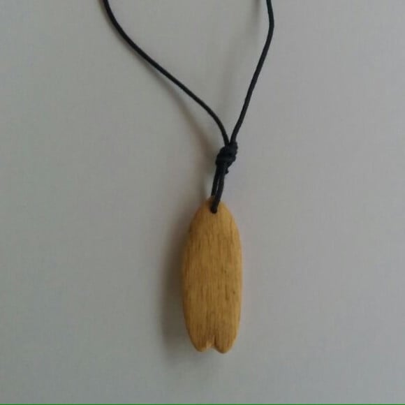 Cordão pranchinha de madeira