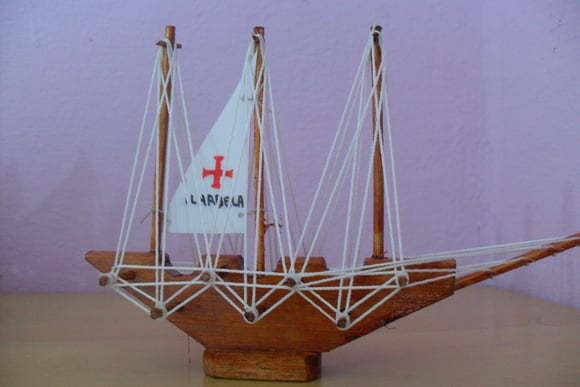 Mini Caravela de Madeira