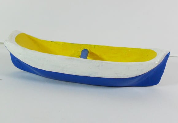 Canoa pequena de resina