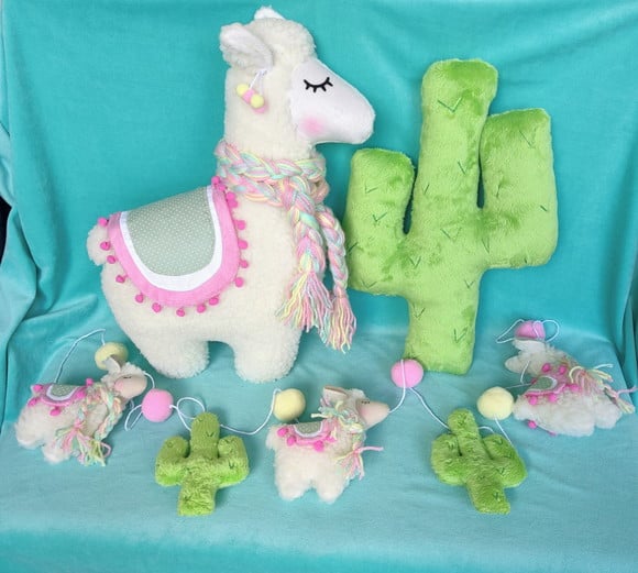 Kit Almofada e Varal Lhama e Cacto de pelúcia para quarto infantil