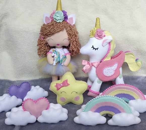 Kit decoração festa tema unicórnio com Boneca Cacheada em feltro