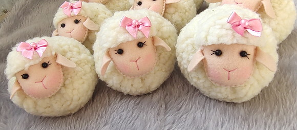 Lembrancinha Chaveiro Ovelhinha com laço de Feltro e Pelúcia para Chá de Bebê e Maternidade