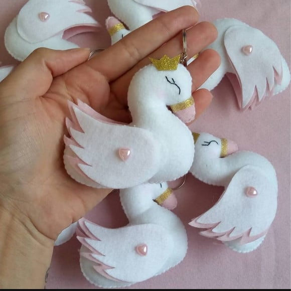 Chaveiro Cisne de Feltro Lembrancinha para Maternidade, Festa Infantil e Tema Princesa