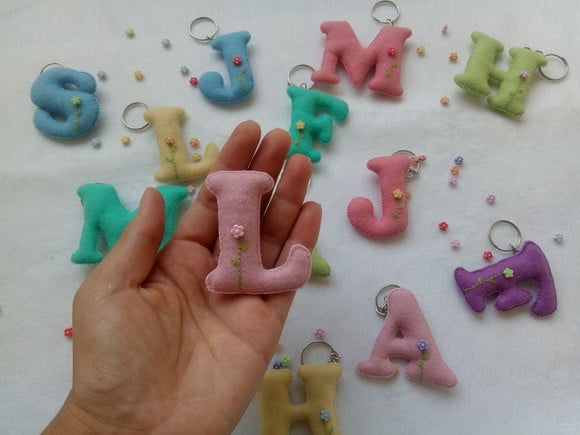 Chaveiro Letrinha de Feltro Personalizado com Nome Lembrancinha Maternidade e Educação