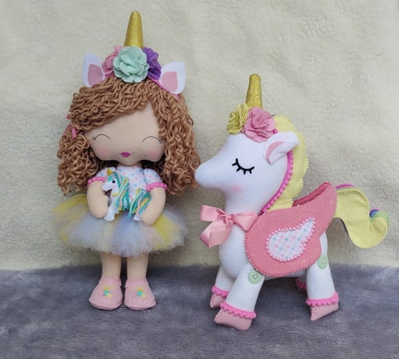Boneca cacheada e Unicórnio em Feltro para Decoração Infantil